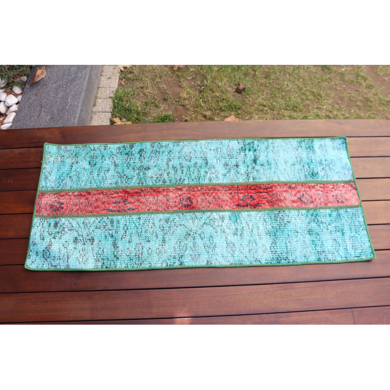Tapis turc rétro fabriqué à la main avec passe-partout vert et rouge, idéal pour un décor unique et un chemin de table éclectique