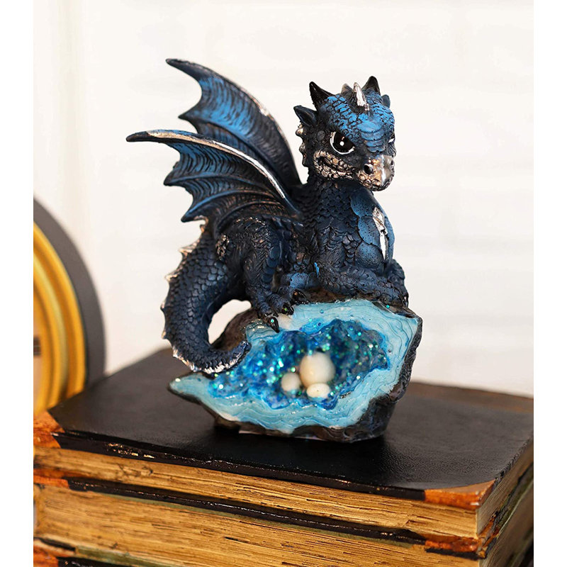 Figurine dragon sur un rocher fossile de cristal volcanique