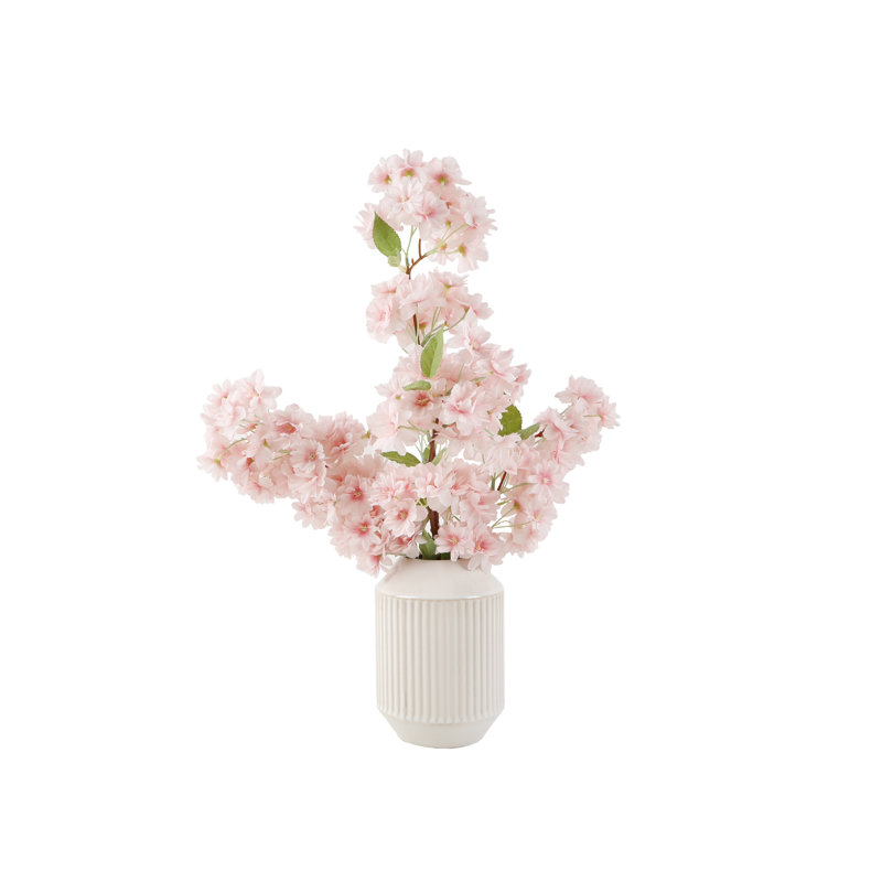 Arrangement floral de cerisier en fleur dans un vase