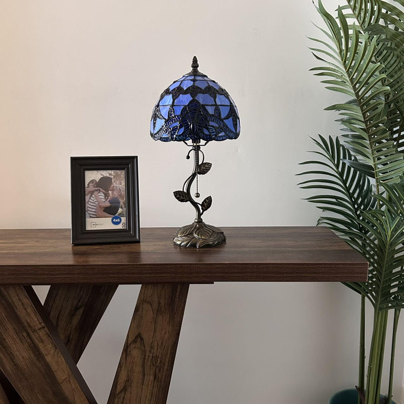 Lampe de table Tiffany en verre teinté avec ampoule DEL Nadya incluse l 8 po x P 8 po x H 16 po, Bleu
