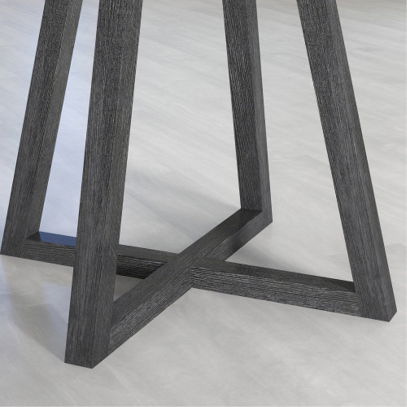 Il n'y a qu'une seule table dans une boîte.