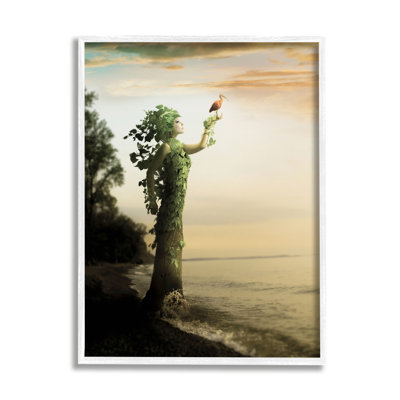 Femme faisant pousser des oiseaux de rivage sur la plage par Jeff Madison