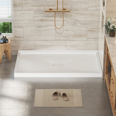 Base de douche 60 po x 60 po à simple seuil et drain central avec surface solide et texture antidérapante