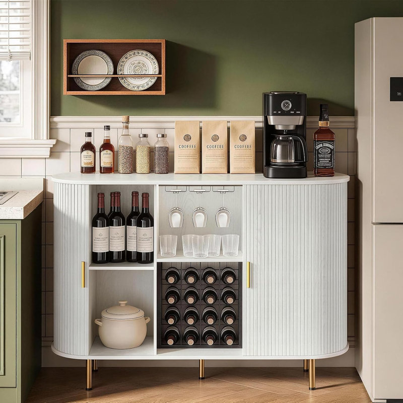 Armoire à vin 55 "avec lumières DEL et prise de courant, bar à café avec support à vin pour 12 bouteilles, buffet cannelé