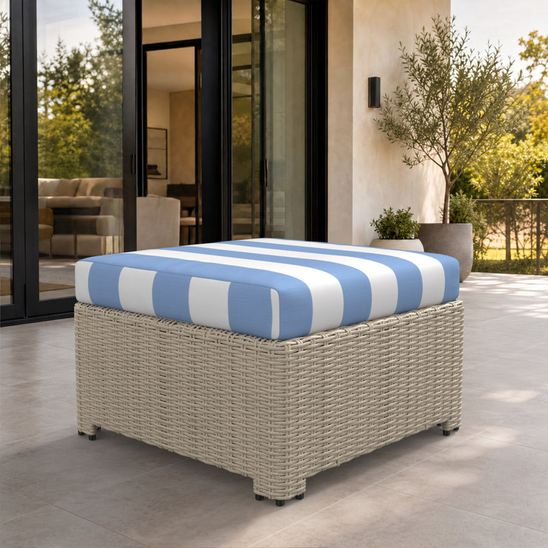 Pouf d'extérieur Henri en résine tressée résistante aux intempéries avec coussin Sunbrella, Sunbrella® refuge océan