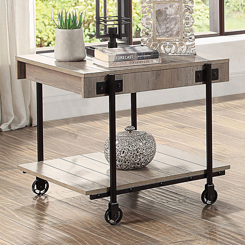 Table de bout de style industriel avec tablette inférieure ouverte, bois reproduit et pieds de roue, conception à lattes en finition naturelle et noire