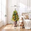 Arbre de Noël artificiel illuminé 4 pi / 5 pi dans un pot à fleurs en forme d'urne - Arbre de Noël artificiel en pot avec pommes de pin, baies rouges et 8 lumières DEL pour l'entrée-2099728674-2099728676