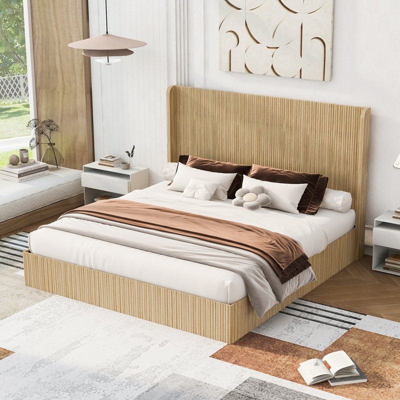 Structure de lit très grand Mid-Century en bois cannelé, tête de lit haute à oreilles, lit plateforme à profil bas, pas de sommier tapissier nécessaire, assemblage facile pour la chambre à coucher et la chambre d'amis