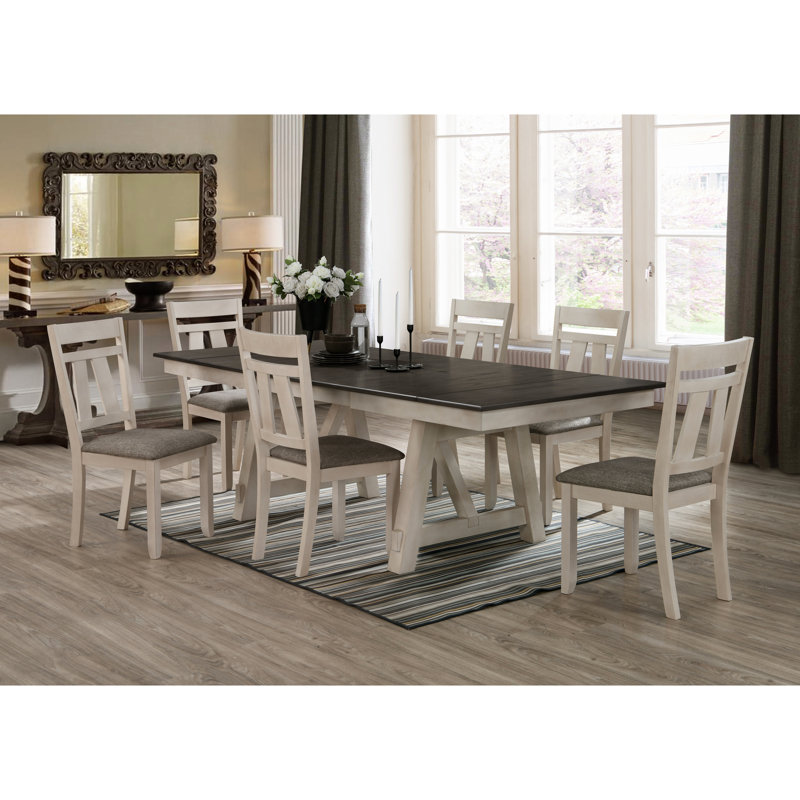 Table de salle à manger en bois de style maison de campagne avec une finition gris craie et des feuilles autoportantes transitionnelles avec des pieds en tréteaux robustes