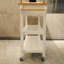 Chariot de cuisine avec plateau en bois d'hévéa, intérieur spacieux et chariot mobile à roulettes verrouillable, nombreuses options de rangement-117244034
