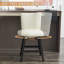 Ensemble de 2 tabourets de bar pivotants rembourrés en cuir de polyuréthane à haut dossier avec garniture cloutée et structure en bois, pour îlot de cuisine et bar pour la maison
