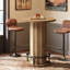 Table de style bistro en bois brun avec repose-pieds, idéale pour un appartement et un salon.