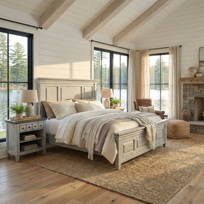 Ensemble de chambre avec grand lit à panneaux et deux tables de chevet Haylee