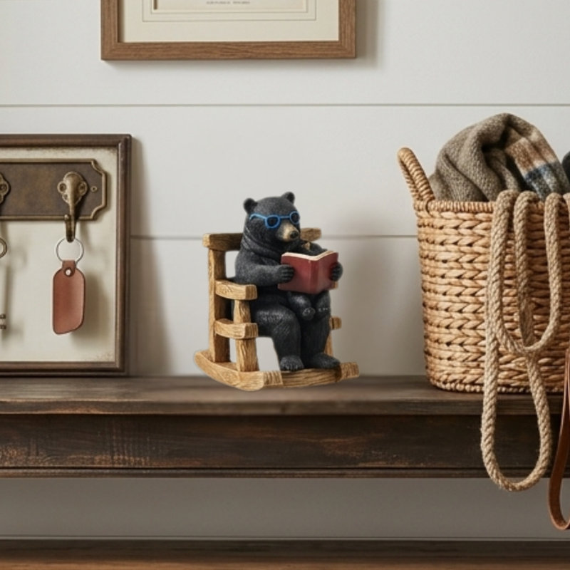Figurine d'ours noir sur une chaise berçante - statue d'ours en résine pour la décoration intérieure - sculpture rustique en bois de chalet - ornement de chambre de bébé - cadeau unique pour les amoureux de la nature