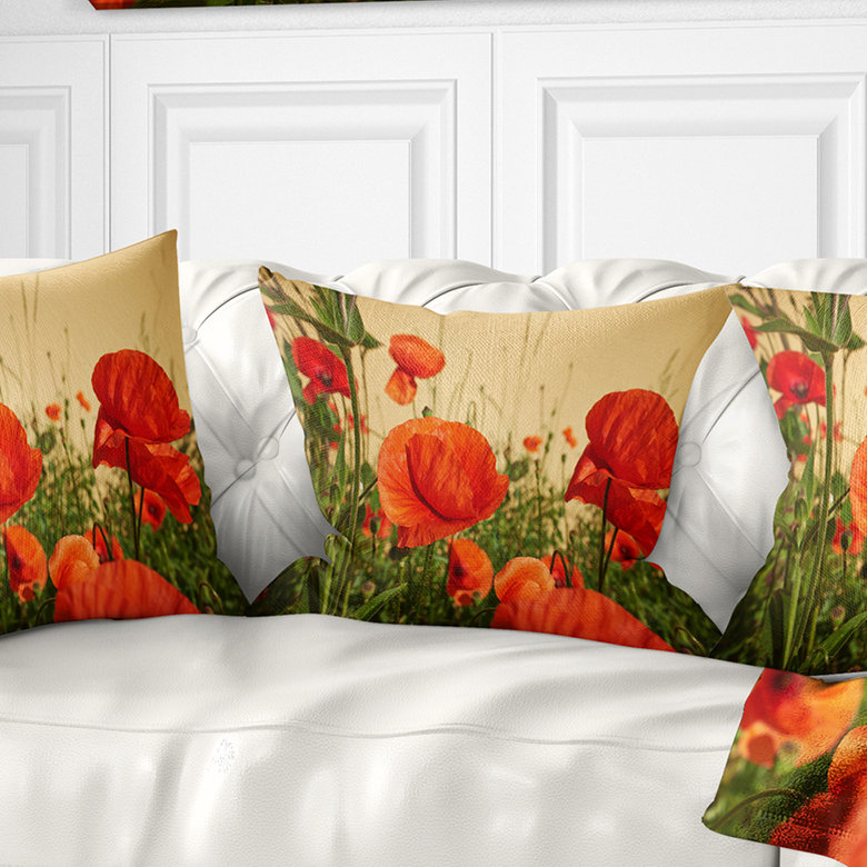 Champ de fleurs de coquelicots rouges colorés - coussin imprimé floral, 18 po x 18 po, Coussin décoratif
