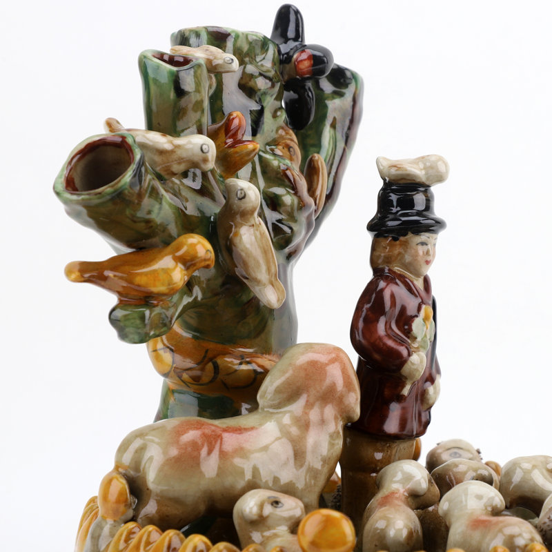 Figurine victorienne jouant sous l'arbre