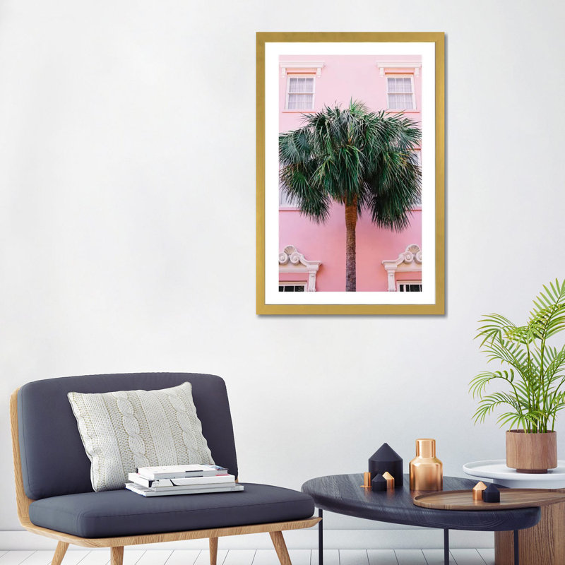 « Charleston rose » par Bethany Young, reproduction de photo, H 32 po x l 24 po x P 1 po, Papier encadré doré, Blanc