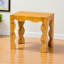 La table de bout Eloise Natural Burl Wood est moderne et contemporaine