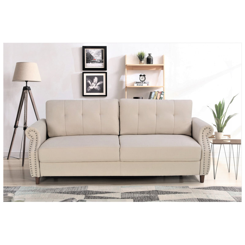 Causeuse transitionnelle capitonnée à boutons beige avec accoudoirs roulés et garniture cloutée