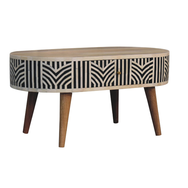 Table basse reposant sur quatre pieds en bois massif avec rangement
