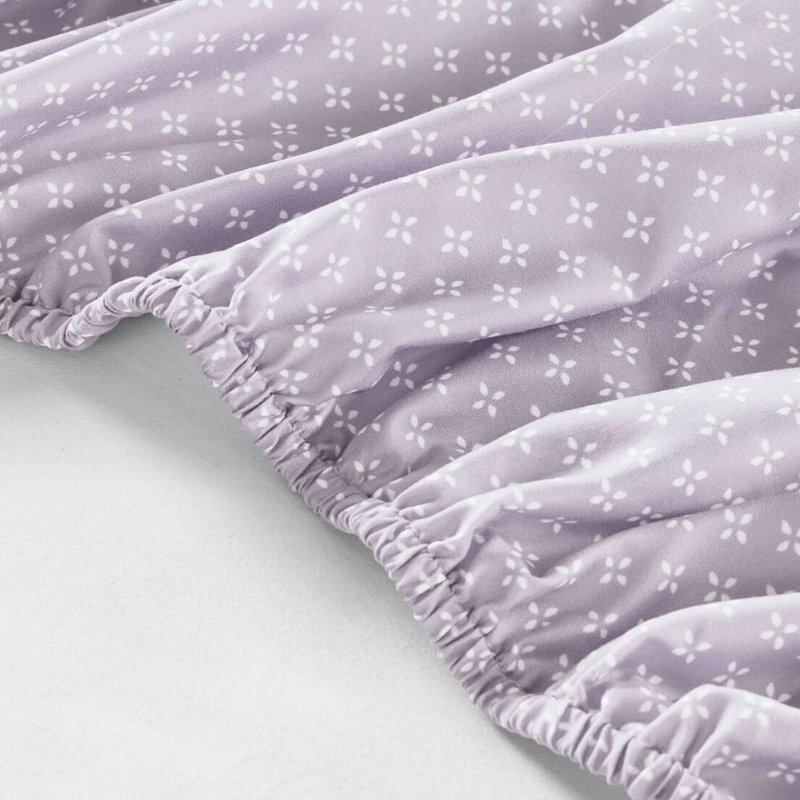 Très grand lit taupe avec édredon floral et draps - Tissu ignifuge à séchage rapide