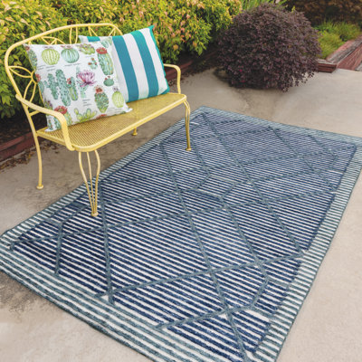 Tapis intérieur / extérieur bleu touffeté à la main Ebna