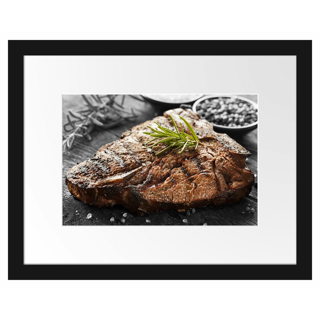 Gerahmtes Poster Gebratenes Steak mit Rosmarin