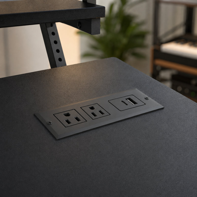 Bureau de studio de musique professionnel Aaliyah de 152 cm de large avec espace rack 19 pouces 15U, plateau coulissant pour clavier, deux supports d'enceintes et prise de courant intégrée.