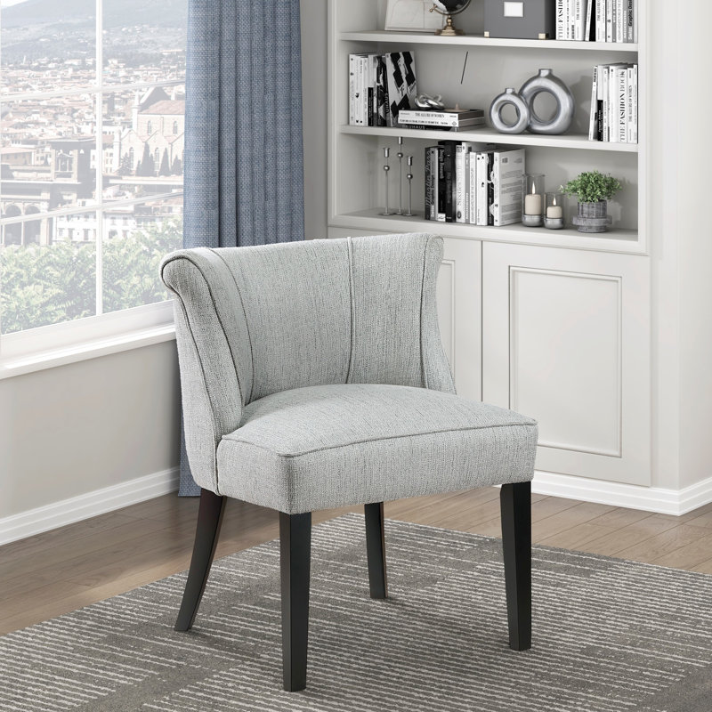 Chaise grise chic avec siège à coussin en mousse et pieds en bois massif pour un élégant tissu texturé rembourré