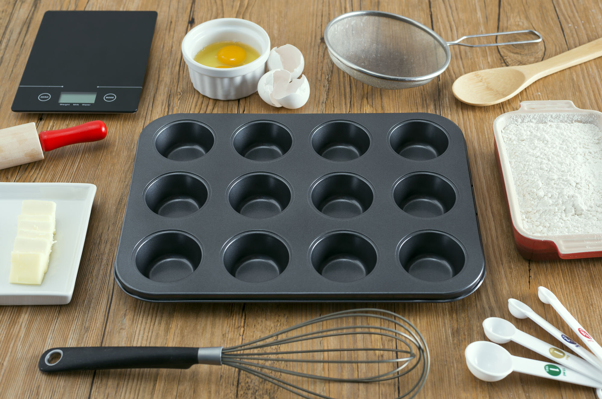 https://assets.wfcdn.com/im/70167508/compr-r85/5804/58049455/symple-stuff-coomer-12-cup-non-stick-muffin-pan-with-lid.jpg
