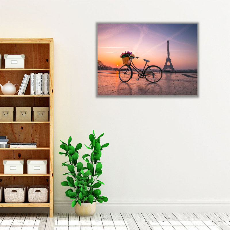 «Vélo avec un panier de fleurs, Tour Eiffel 2», reproduction d'art sur toile, H 45 po x l 60 po