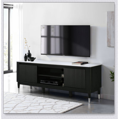 Console de style contemporain avec plateau en pierre frittée et pieds en flèche argentés avec tablettes ouvertes et salon noir et blanc