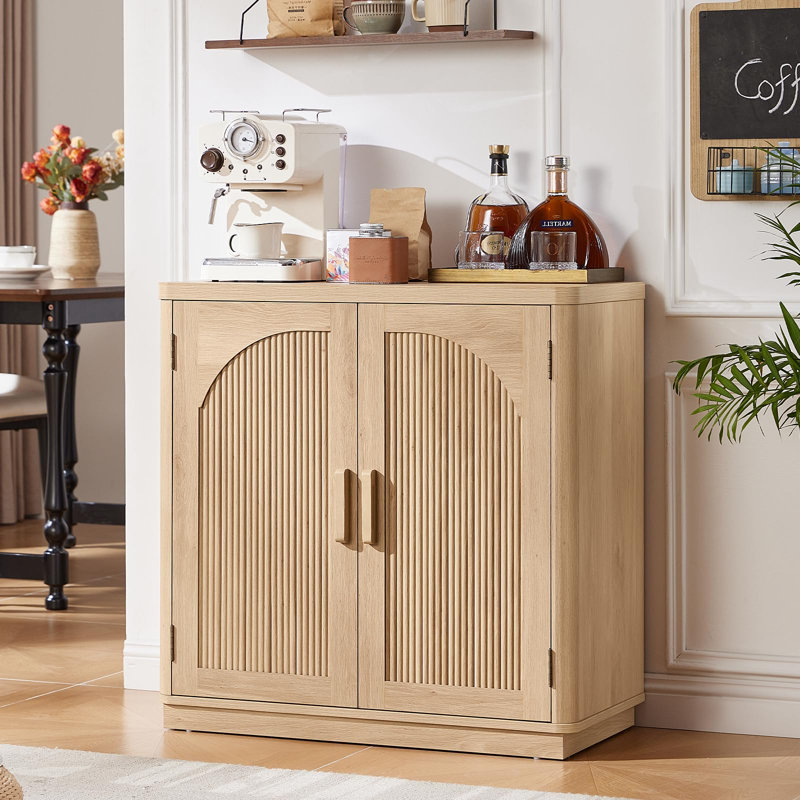 Buffet cannelé avec rangement, armoire à café 31,5 po avec portes arquées et tablettes réglables, buffet moderne Mid-Century, crédence en bois pour la cuisine, le salon (naturel)