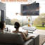 Meuble télé blanc réglable, de 32 à 75 pouces, avec tiroir coulissant et roulettes, idéal pour la décoration de votre chambre. Compatible avec les téléviseurs de 32 à 75 pouces. Convient aux espaces de vie.