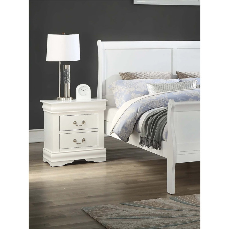 Table de chevet en bois massif avec fabrication en queue d'aronde anglaise et poignées en nickel, parfaite pour le rangement élégant de la chambre à coucher