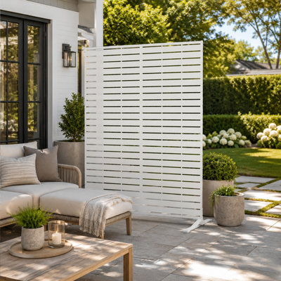 Paravent en métal Kozyard 74,2 po H x 47,3 po L, séparateur décoratif extérieur avec supports, panneaux autoportants pour patio, balcon, jardin, intérieur et extérieur (blanc/lattage horizontale)