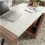 Bureau avec tablette de rangement ouverte
