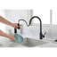 Robinet de cuisine extractible en noir mat, matériau en acier inoxydable, buse rotative à 360 °, poignée simple pour un débit d'eau simple et gestion de la température du robinet, acier noir, rotation facile