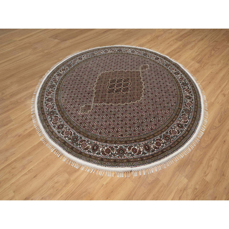 Tapis oriental rond blanc perle 7 pi 6 po x 7 pi 6 po Tabriz Mahi avec médaillon poisson