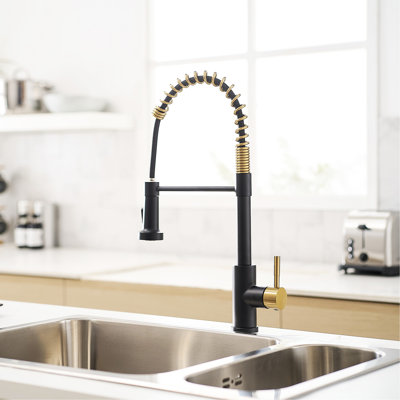 Robinet de cuisine beige et doré avec bec rétractable - construction, contrôle efficace du débit d'eau, évier à une poignée et douchette extractible