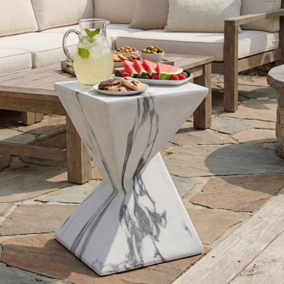 Table d'appoint en béton d'extérieur moderne de 18,5 po de hauteur, table de bout de patio avec motif cannelé sculptural, table d'appoint minimaliste géométrique résistante aux intempéries pour le jardin, le balcon et la piscine, faux marbre