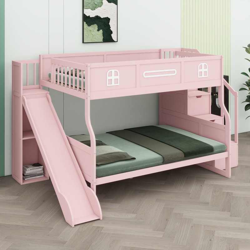 Lit superposé avec glissade et escalier de rangement, mettant en valeur le design des fenêtres de la maison pour un décor de conte de fées moderne