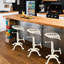 Ensemble de 3, tabouret de bar à siège de tracteur - tabouret de bar industriel rustique - tabouret pivotant en fonte de style campagnard - hauteur de comptoir réglable - très haute hauteur de pub - 22,05 à 27,95 po (blanc vieilli)