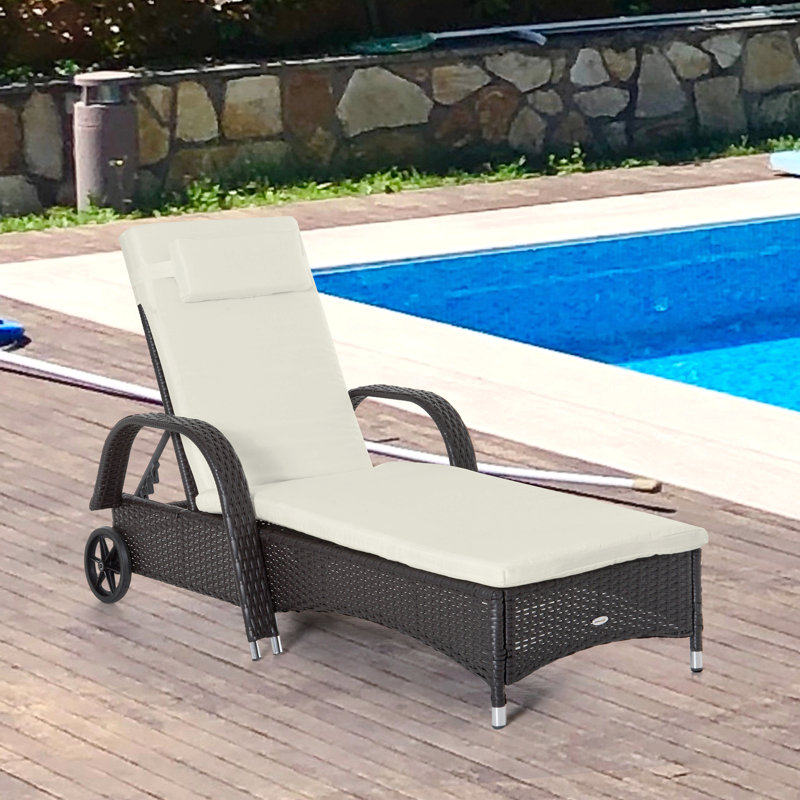 Chaise longue d'extérieur en osier à dossier réglable à 5 niveaux avec roulettes, coussin et appui-tête Outsunny, Blanc