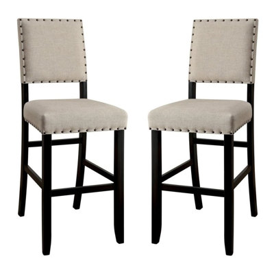 Ce tabouret de bar moderne de charme rustique avec revêtement en lin ivoire et garniture cloutée est un ajout parfait à votre cuisine ou à votre bar.