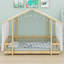 Un lit plateforme avec une structure en forme de maison, un baldaquin et des guirlandes lumineuses structure une chambre fantaisiste-706264565-706264566