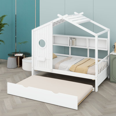 Le lit cabane avec lit gigogne et étagères apporte un style maisonnette moderne aux chambres d'enfants