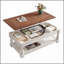 Table basse à plateau relevable rétro avec rangement pour le salon, compartiment caché et tablette inférieure, finition espresso et blanc vieilli-130020432