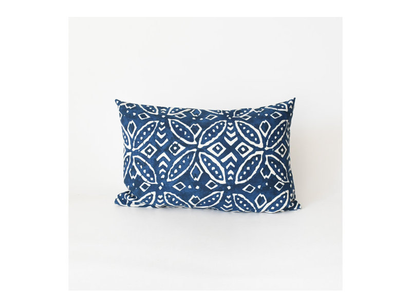 Batik extérieur indigo tropical, Rectangle H 12 po x l 18 po, Housse de coussin avec insert