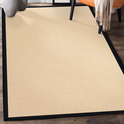 Tapis berbère beige clair fait à la main avec bordure en similicuir noir Nannette